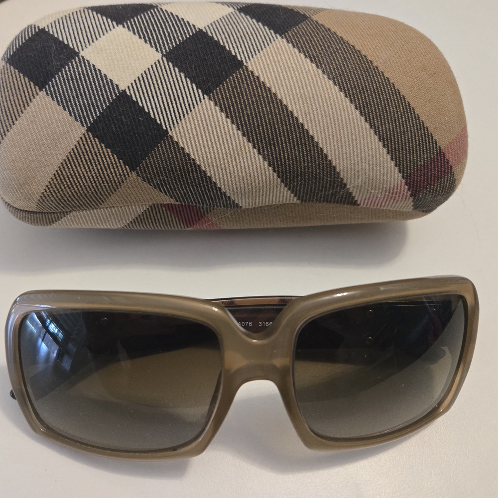 Burberry Tan Sunglasses Sleek Design